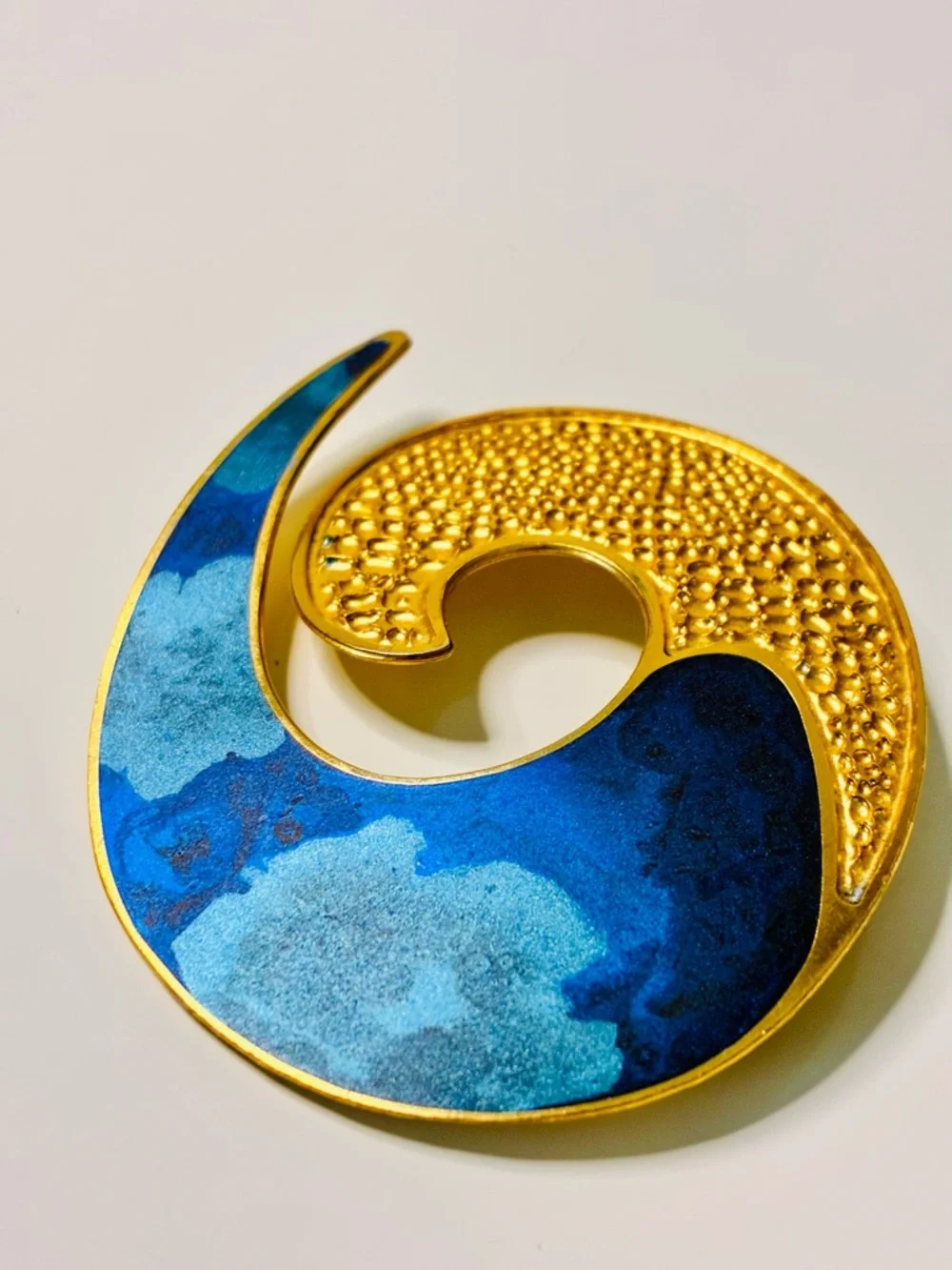 VTG Matte Enamel Gold Blue Swirl Textured Brooch - Women's Decorative Pin EUC